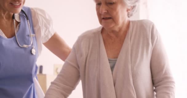 Médecin aidant une femme âgée à marcher — Video