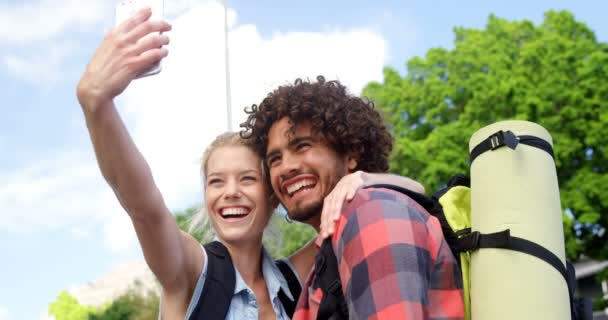 Vrienden poseren voor een selfie — Stockvideo