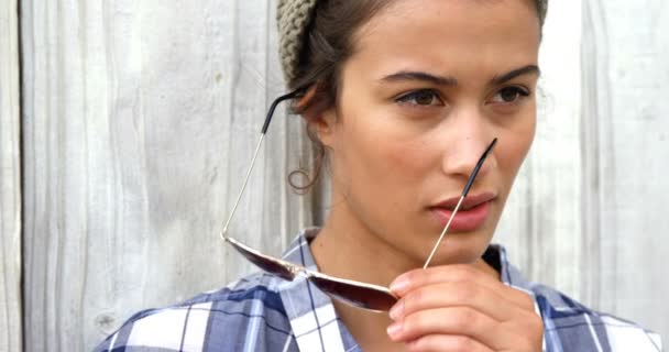 Young woman removing sunglasses — Stock Video