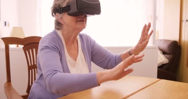 Frau trägt Virtual-Reality-Headset — Stockvideo