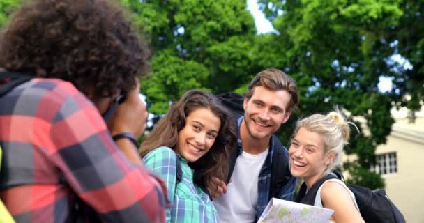 Hombre tomando fotos de sus amigos — Vídeos de Stock