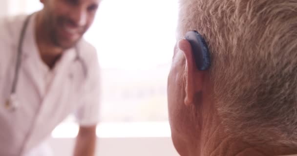 Чоловік лікар і старший чоловік взаємодіють один з одним — стокове відео