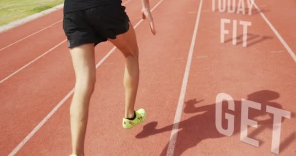 Atleta pies corriendo en la pista de atletismo — Vídeos de Stock