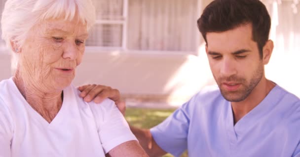 Infirmière aidant la femme âgée à exercer — Video