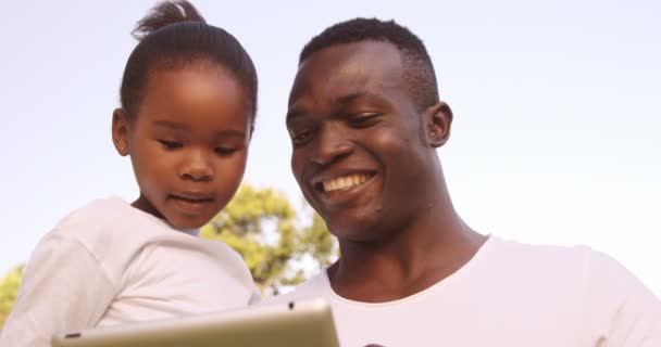 Muž hledá tablet s jeho dcerou — Stock video