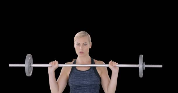 Vrouw uit te werken met barbell op sportschool — Stockvideo