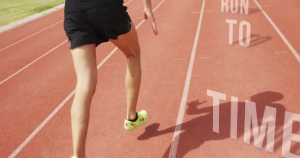 Voeten van de atleet wordt uitgevoerd op de atletiekbaan — Stockvideo