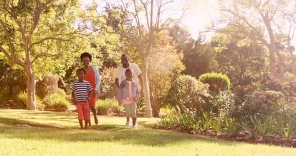 Família bonito está correndo em um parque — Vídeo de Stock