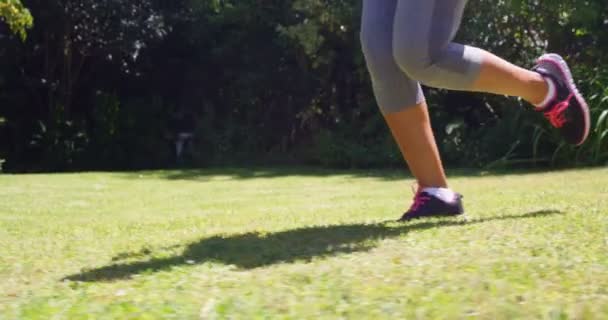 Esportista correndo no parque — Vídeo de Stock