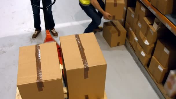 Trabajadores que entregan mercancías — Vídeo de stock