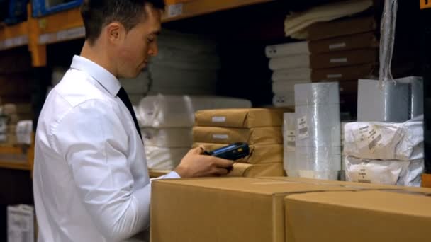 Supervisor scannt Produkte mit einem Barcode-Scanner — Stockvideo