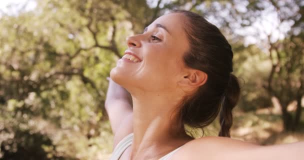 Woman with her arms stretched — Stock Video