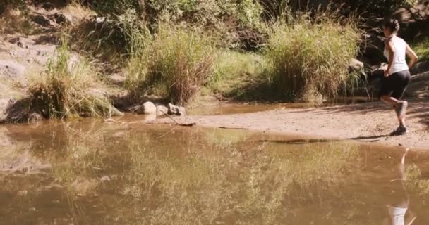 Frau joggt auf dem Land — Stockvideo