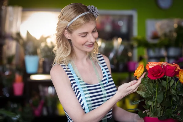 バラの花に触れる女性の花屋 — ストック写真