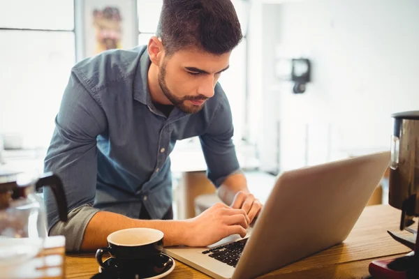 Grafikdesignerin arbeitet am Laptop — Stockfoto