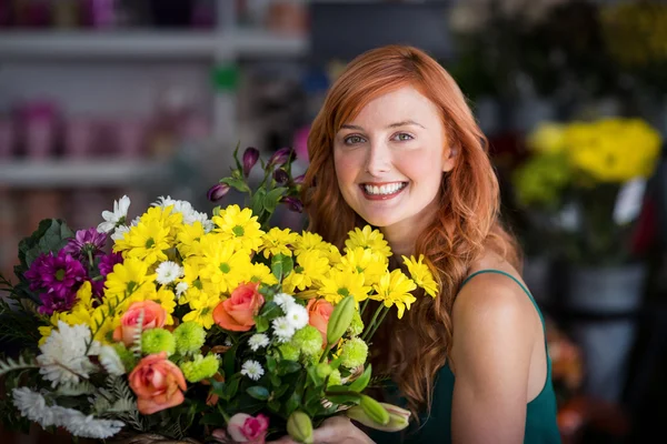 Šťastné ženy květinářství držení kytice — Stock fotografie