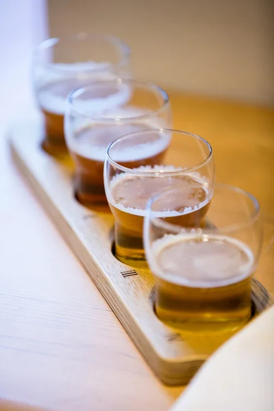 Primo piano di bicchieri di birra sul bancone — Foto Stock