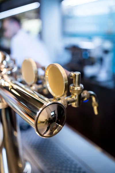 Close-up de bomba de cerveja em uma fileira — Fotografia de Stock