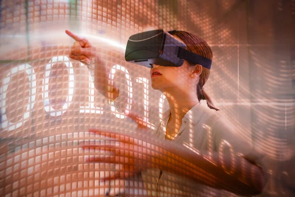 Woman using a virtual reality device — Stock Photo, Image