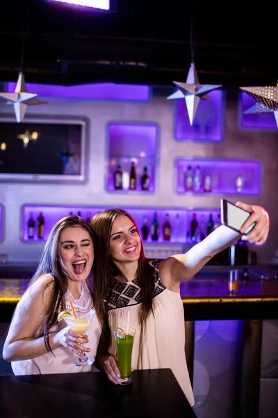 Ženy užívající selfie z mobilního telefonu — Stock fotografie