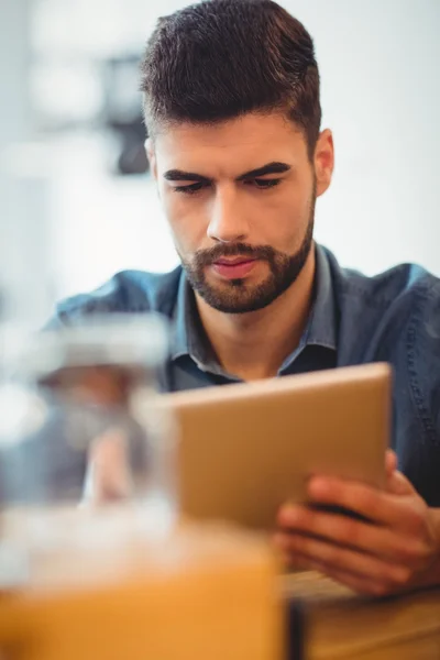 Young man using digital tablet — Stock Photo, Image