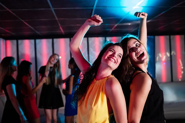 Amigos bailando en pista de baile — Foto de Stock