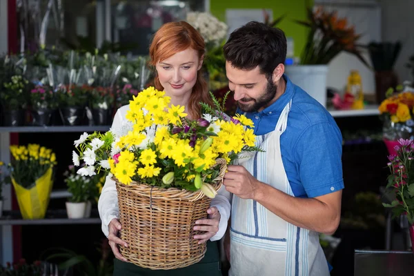 Pareja de pie con cesta de flores —  Fotos de Stock