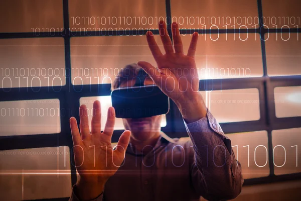 Uomo d'affari che utilizza il dispositivo di realtà virtuale — Foto Stock