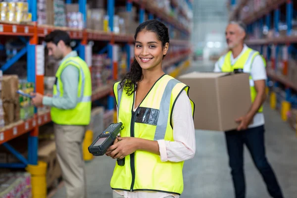 Zufriedene Arbeiter posieren und lächeln vor der Kamera — Stockfoto