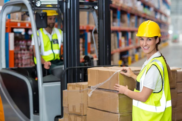 Retrato de los trabajadores posando — Foto de Stock