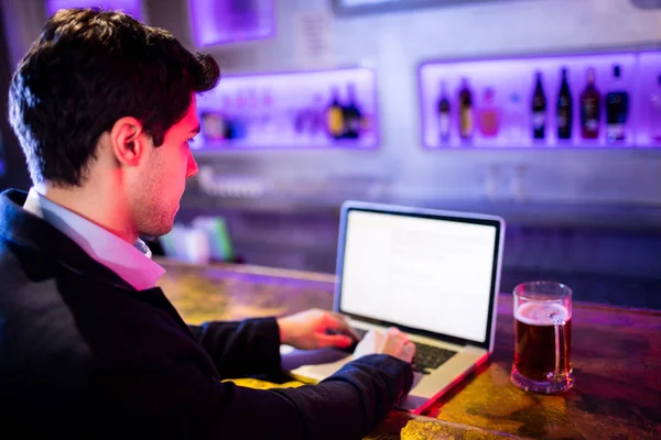 Homem usando laptop — Fotografia de Stock