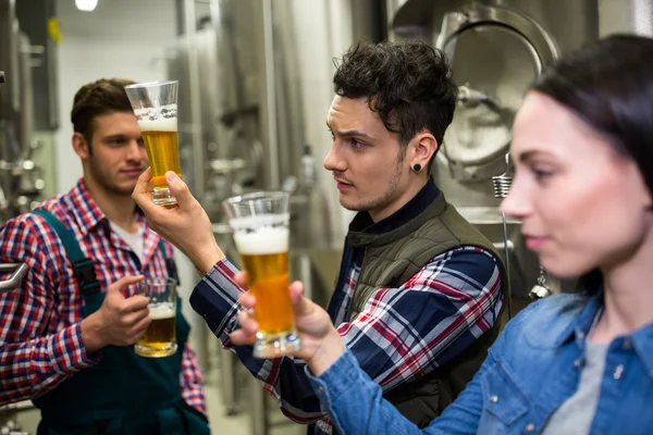 Cerveceros probando cerveza en fábrica de cerveza — Foto de Stock