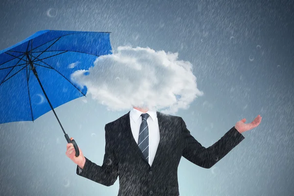 Liikemies, jolla on sininen sateenvarjo — kuvapankkivalokuva