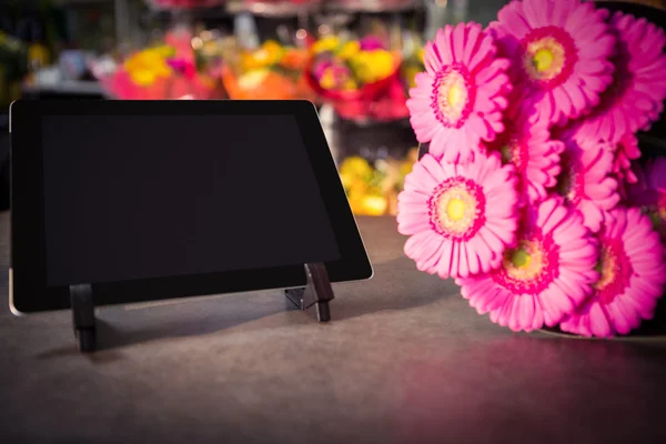 Digital tablet with pink sunflower — Stock Photo, Image