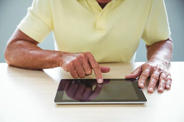 Uomo anziano utilizzando un tablet digitale — Foto Stock