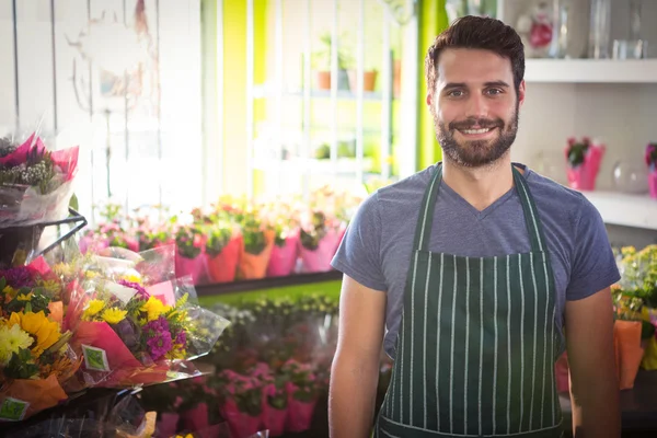 Чоловічий флорист у своєму квітковому магазині — стокове фото