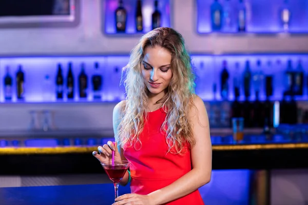 Beautiful woman holding cocktail glass — Stock Photo, Image