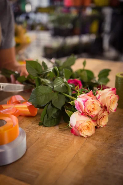 Ramo de rosas rosadas en la mesa — Foto de Stock