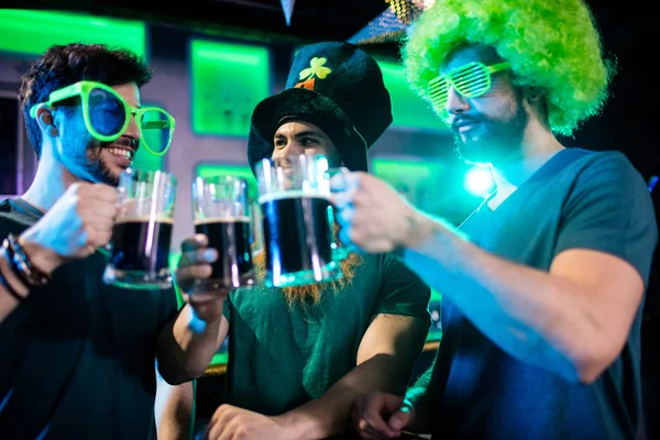 Masculino amigos brindar cerveja canecas — Fotografia de Stock