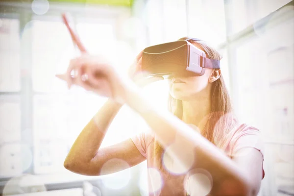 Mujer usando dispositivo de realidad virtual — Foto de Stock