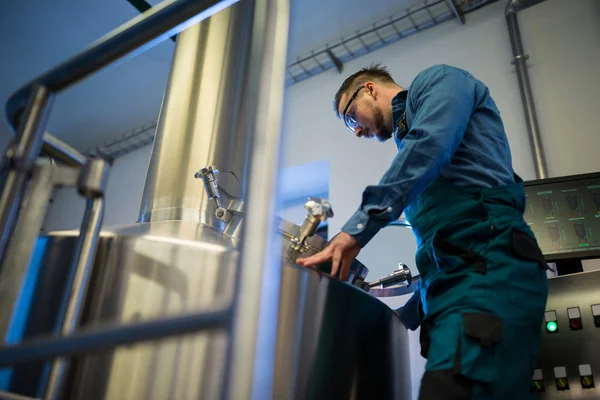 Trabalhador de manutenção que trabalha na cervejaria — Fotografia de Stock