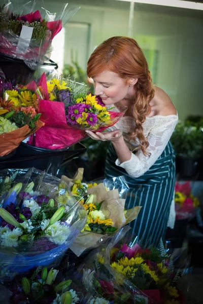 Жіночий флорист пахне квітковим букетом — стокове фото