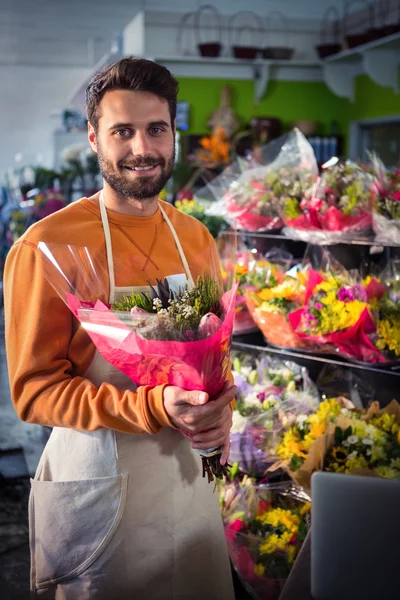 Fiorista maschio che tiene mazzo di fiori al negozio di fiori — Foto Stock