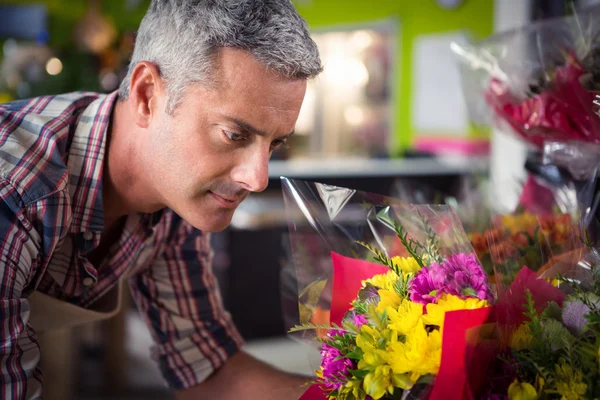 Férfi virágkötő csokor virág megszervezése — Stock Fotó