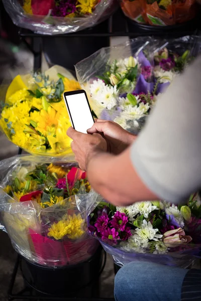 男性の花屋の花の花束の写真を撮影 — ストック写真