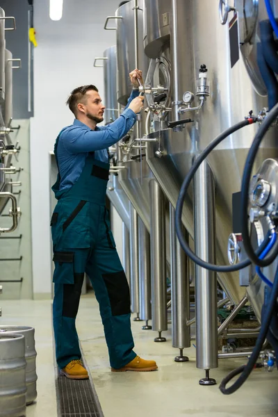 Trabalhador mantido a trabalhar na cervejaria — Fotografia de Stock