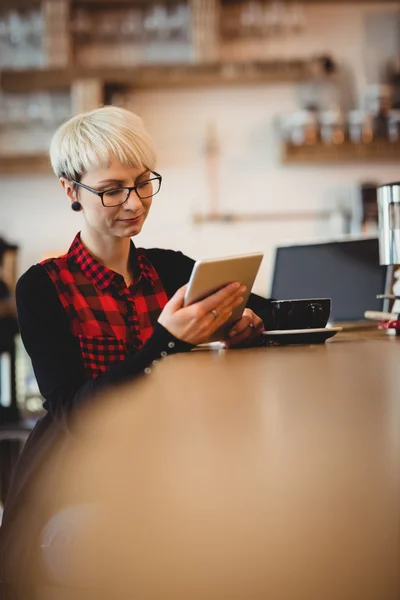 Mujer joven usando tableta digital en la cafetería de la oficina —  Fotos de Stock