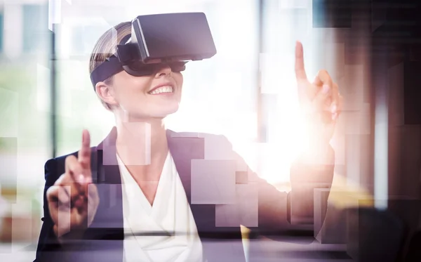 Geschäftsfrau mit Virtual-Reality-Headset — Stockfoto