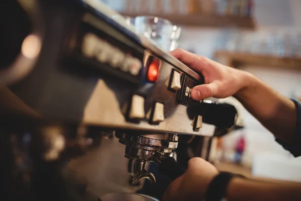 Mann holt Kaffee aus Espressomaschine — Stockfoto