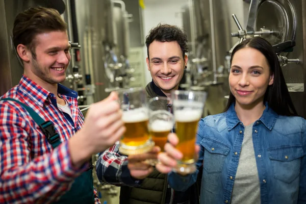 Brouwers roosteren bieren op brouwerij fabriek — Stockfoto